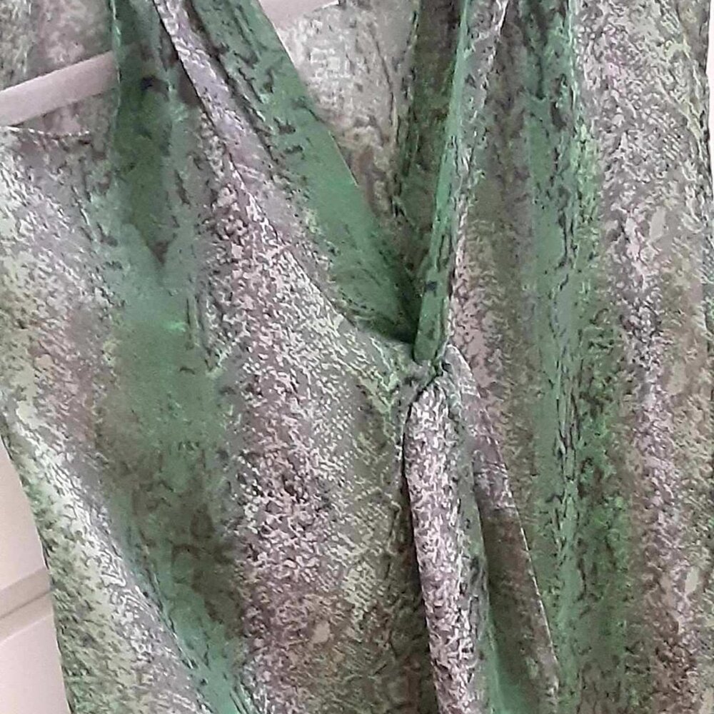 Green Chiffon Snake Print Cold Shoulder Blouse XS - Picture 2 of 6